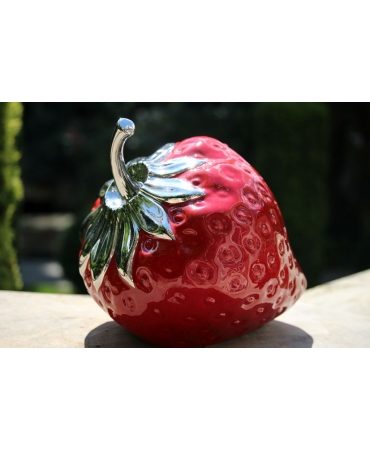 Скульптура "Керамічна полуниця"