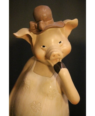 статуэтка свинка с сумочкой