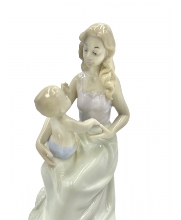 Порцелянова статуетка "Материнська любов" 15 см