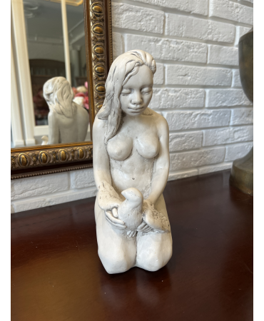 Кам'яна статуетка "жінка з голубом" 30 см