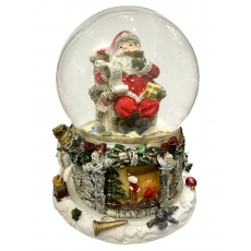 Водяна куля "Санта біля каміну" з музикою 17 см
